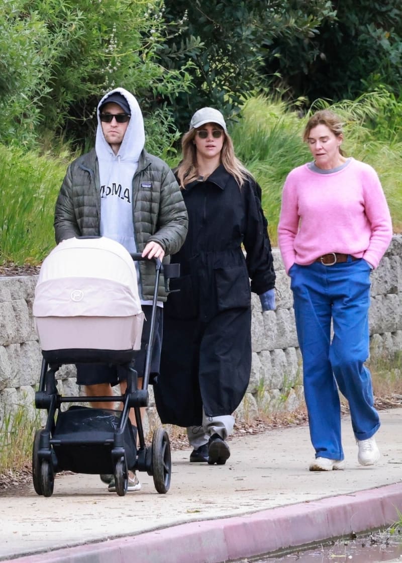 Robert Pattinson a Suki Waterhouse na společné procházce po Los Angeles