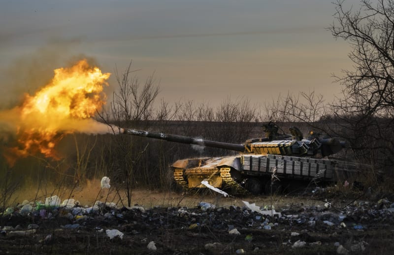 Tank ukrajinské 17. tankové brigády pálí na ruské pozice v Časiv Jaru, dějišti prudkých bojů mezi ukrajinskými a ruskými jednotkami v Doněcké oblasti, čtvrtek 29. února 2024. 
