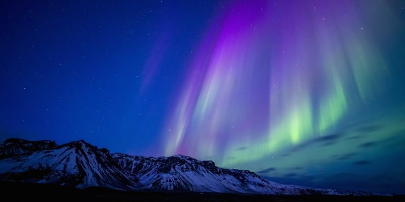 Polární záře nad Islandem hraje všemi barvami