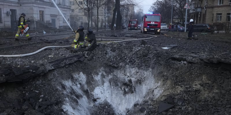 Hasiči pracují poblíž kráteru vzniklém po ruském útoku v Kyjevě, Ukrajina, čtvrtek 21. března 2024.