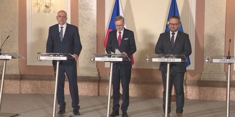 Premiér Petr Fiala (uprostřed) po jednání vlády oznámil, že na národní sankční seznam byly přidány dvě fyzické a jedna právnická osoba.