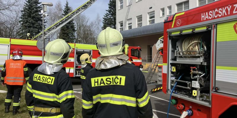 Hasiči zasahují u požáru kuchyně v objektu nemocnice v Jablonci nad Nisou (27. 3. 2024).