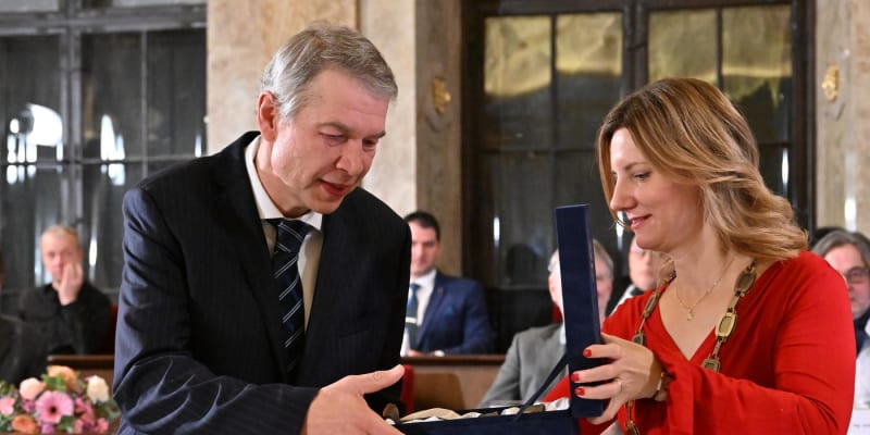 Lékař Tomáš Kára přebírá cenu města Brna (30. ledna 2024)