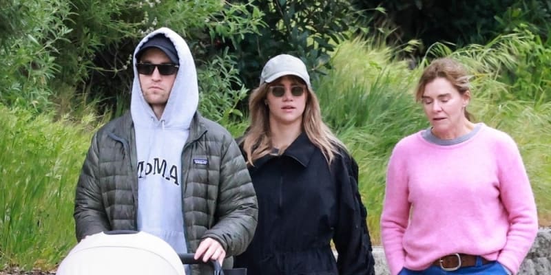 Robert Pattinson a Suki Waterhouse na společné procházce po Los Angeles
