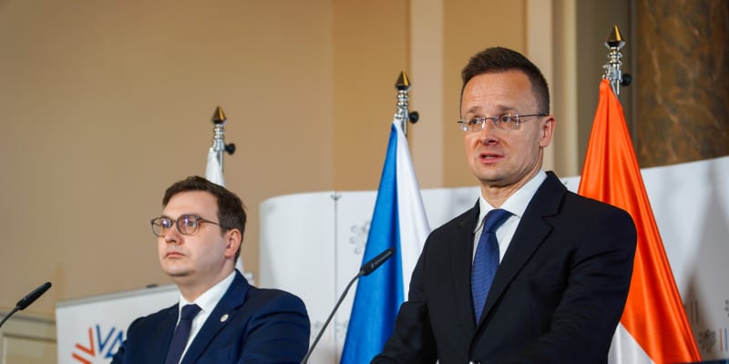 Maďarský ministr zahraničí Péter Szijjártó se svým českým protějškem Janem Lipavským.