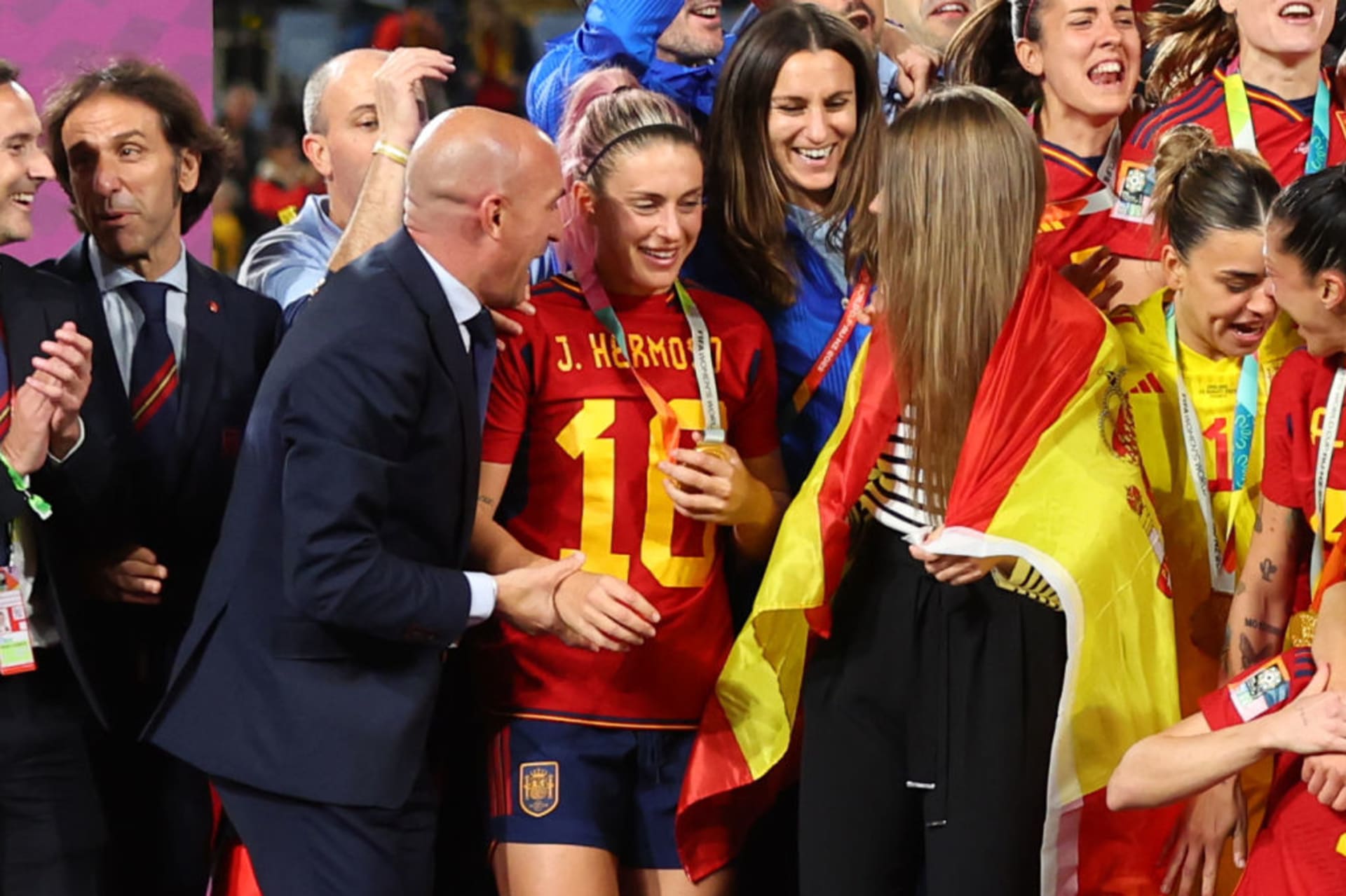 Luis Rubiales oslavuje se španělskými fotbalistkami vítězství na mistrovství světa v roce 2023.