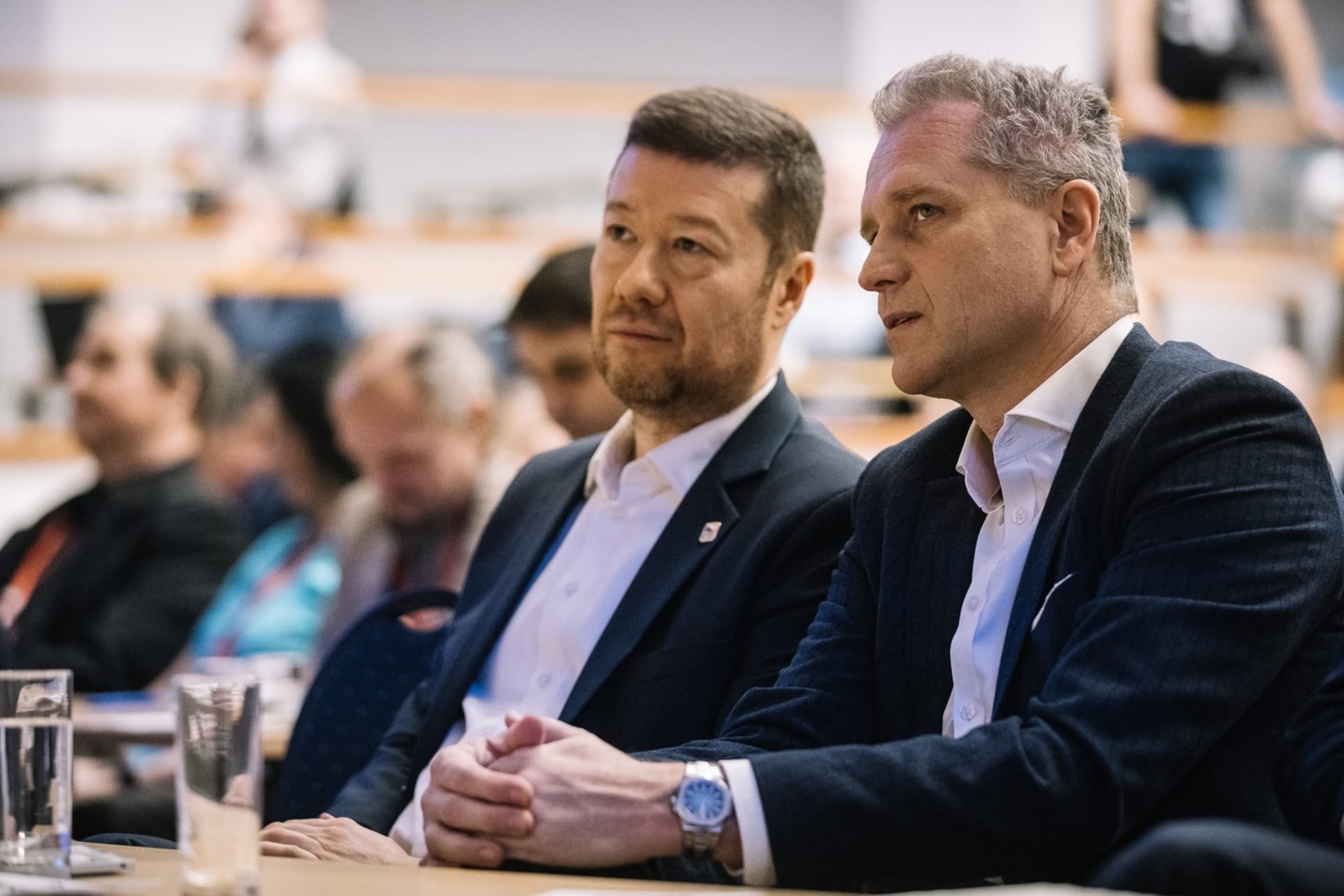 Předseda SPD Tomio Okamura a bavorský zemský předseda Alternativy pro Německo (AfD) Petr Bystroň na celostátním volebním sněmu Trikolory.