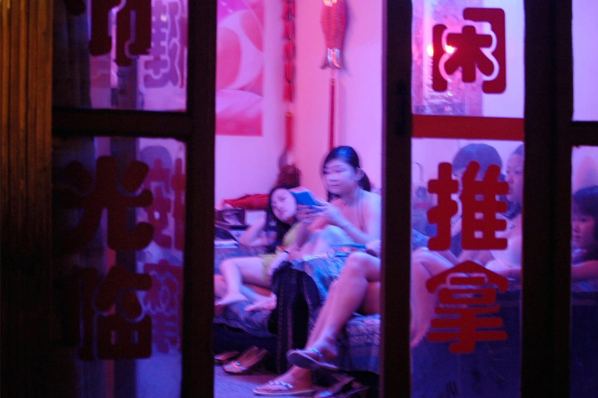 Přestože je nejstarší řemeslo v Číně striktně zakázáno, působí v zemi podle velmi umírněného odhadu deset milionů prostitutek.