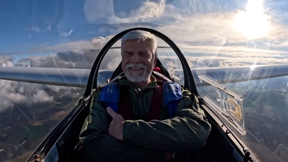 Prezident Petr Pavel poblahopřál k Velikonocům z kabiny akrobatického letadla.