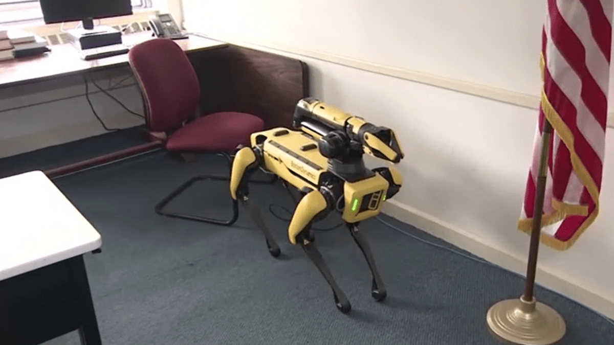 Robotický pes nepřežil policejní zásah v Massachusetts