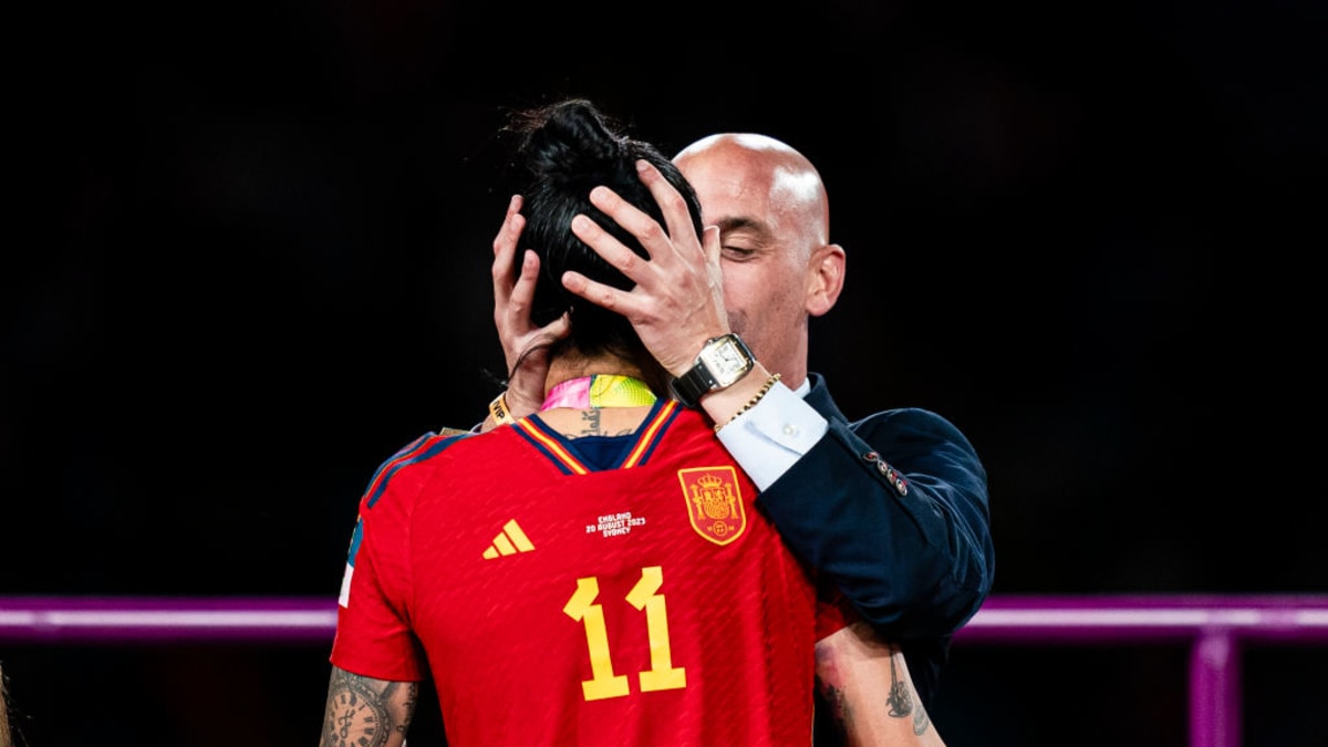 Luis Rubiales líbá fotbalistku Jenni Hermosovou po vítězství ve finále mistrovství světa v roce 2023 