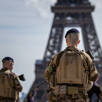 Francouzští vojáci strážící Paříž