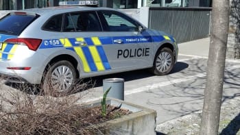 Hrozba bombovým útokem v plzeňské bance: Probíhá evakuace, policie pátrá po pachateli