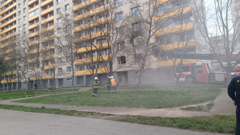 V Hradci Králové hořel byt v panelovém domě, několik lidí se zranilo