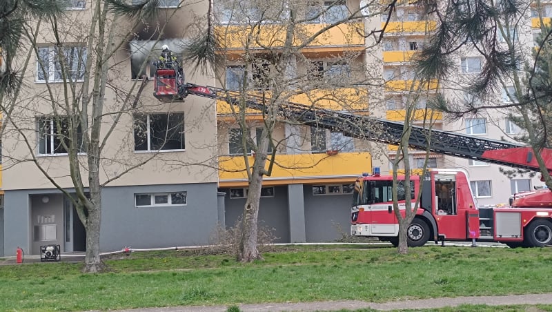 V Hradci Králové hořel byt v panelovém domě, několik lidí se zranilo