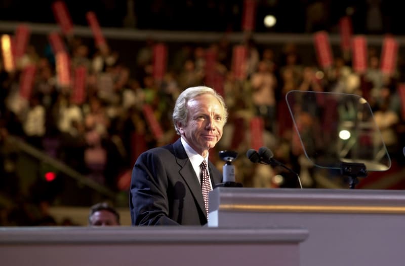 Joe Lieberman, dlouholetý americký senátor, kandidát na viceprezidenta v kampani Ala Gorea z roku 2000