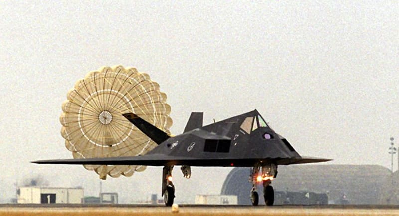 Jeden z letounů F-117 se na letecké základně Aviano chystá v únoru 1999 k útokům na Jugoslávii
