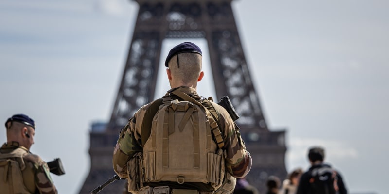 Francouzští vojáci strážící Paříž