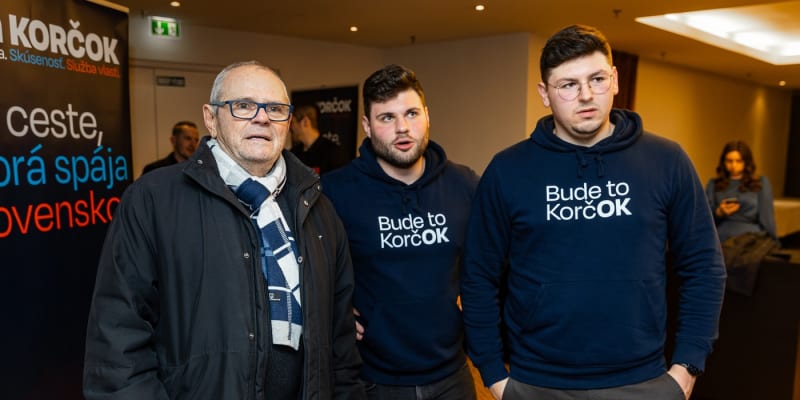 Milan Kňažko ve štábu kandidáta na slovenského prezidenta Ivana Korčoka. Na snímku s jeho dvěma syny. 