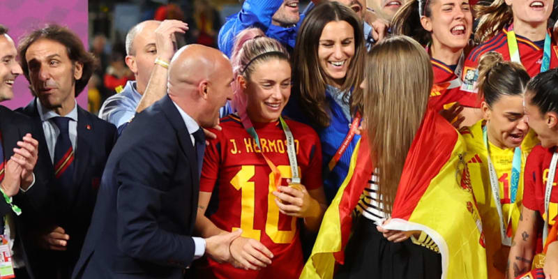 Luis Rubiales oslavuje se španělskými fotbalistkami vítězství na mistrovství světa v roce 2023.