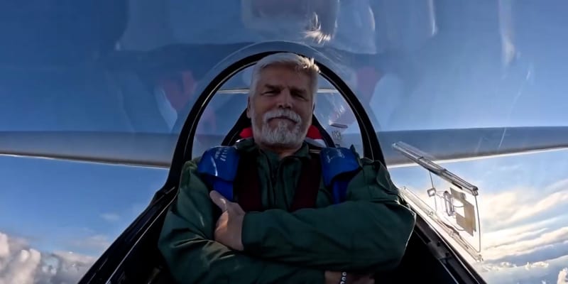 Prezident Petr Pavel poblahopřál k Velikonocům z kabiny akrobatického letadla.