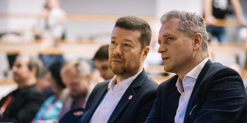 Předseda SPD Tomio Okamura a bavorský zemský předseda Alternativy pro Německo (AfD) Petr Bystroň na celostátním volebním sněmu Trikolory