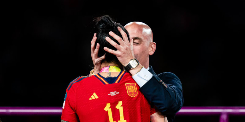 Luis Rubiales líbá fotbalistku Jenni Hermosovou po vítězství ve finále mistrovství světa v roce 2023 