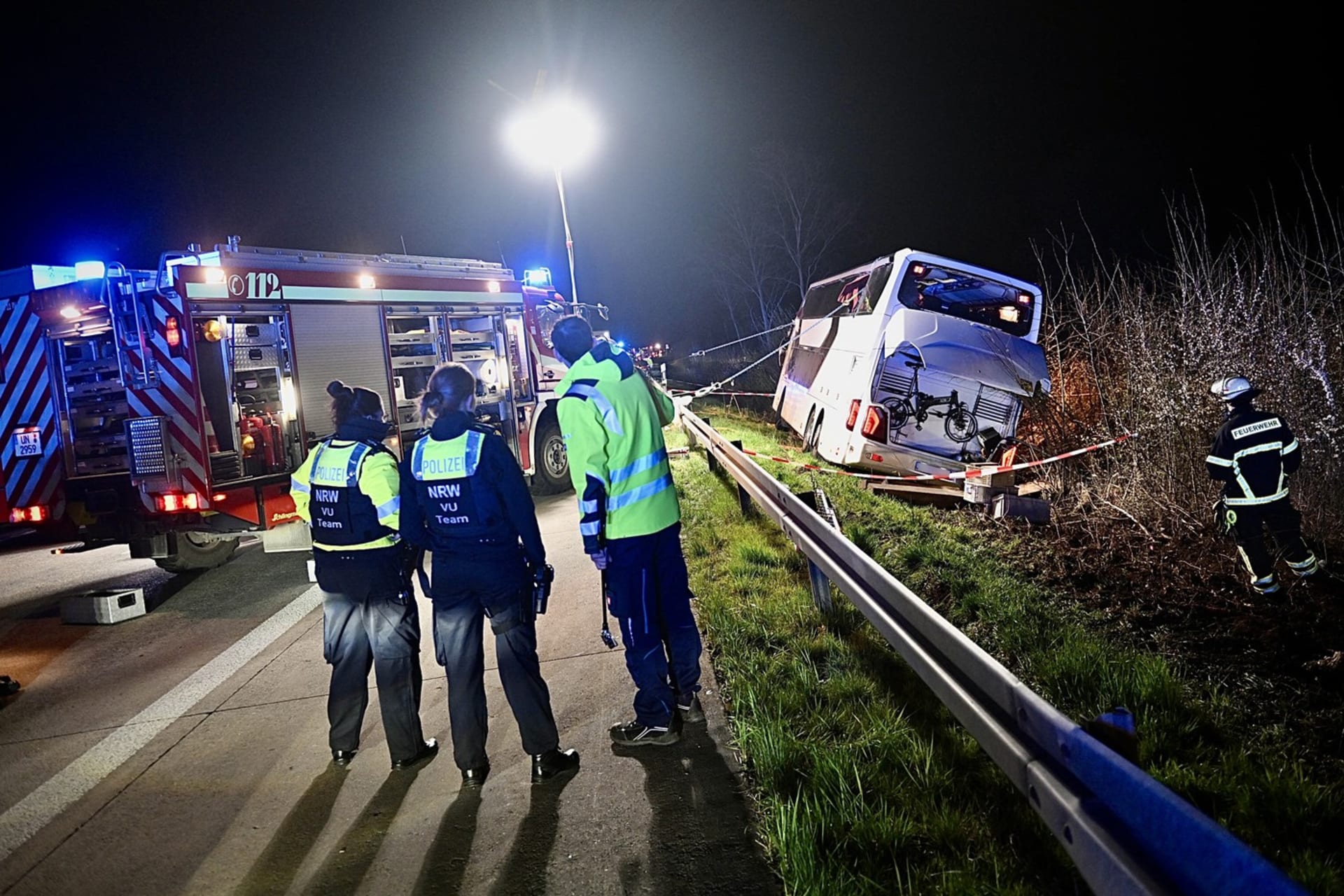 Více než 20 lidí bylo v pátek večer zraněno při nehodě autobusu na dálnici A44 v Severním Porýní-Vestfálsku.