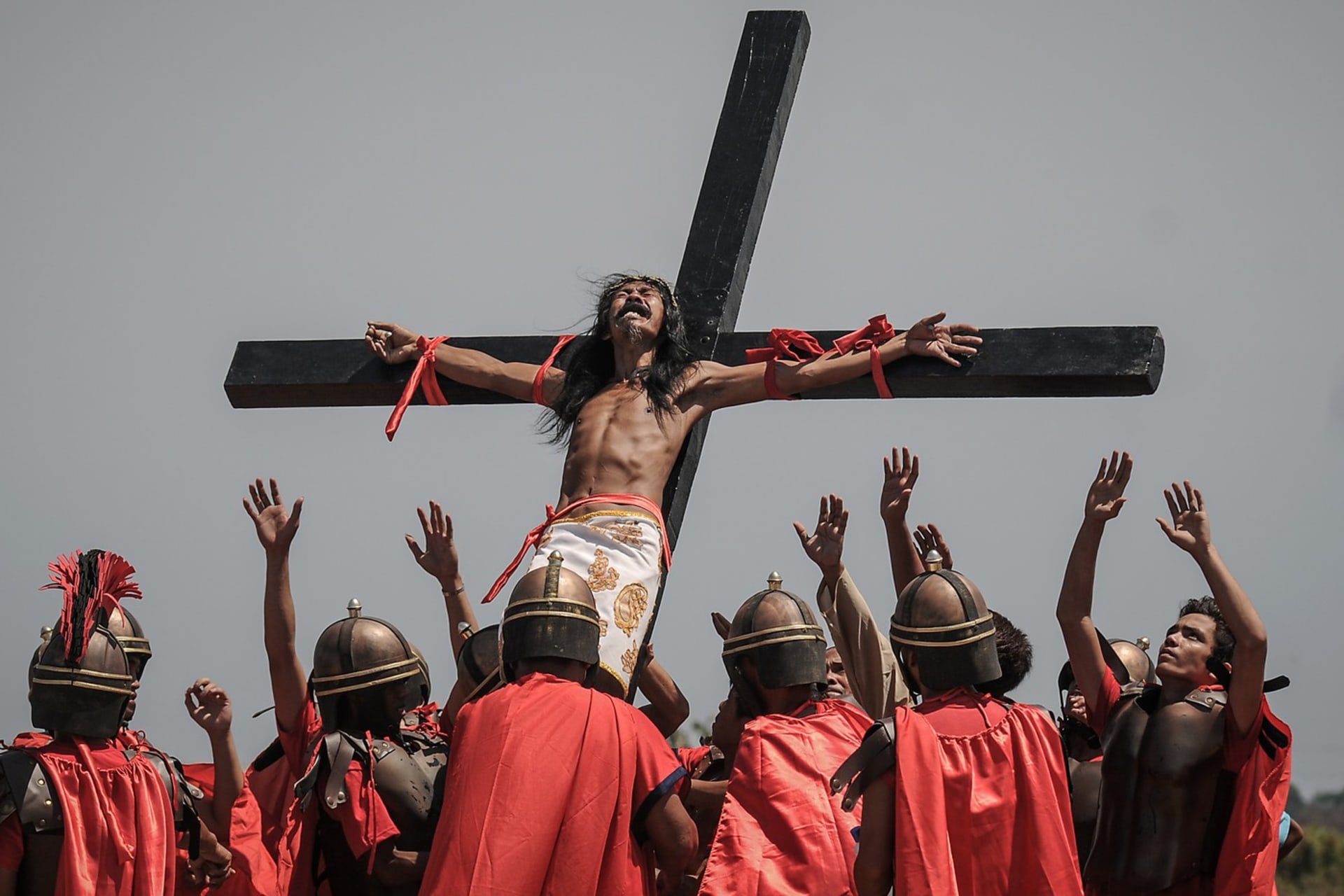 Na Filipínách se lidé nechali přibít na kříž, aby připomněli Kristovo utrpení.