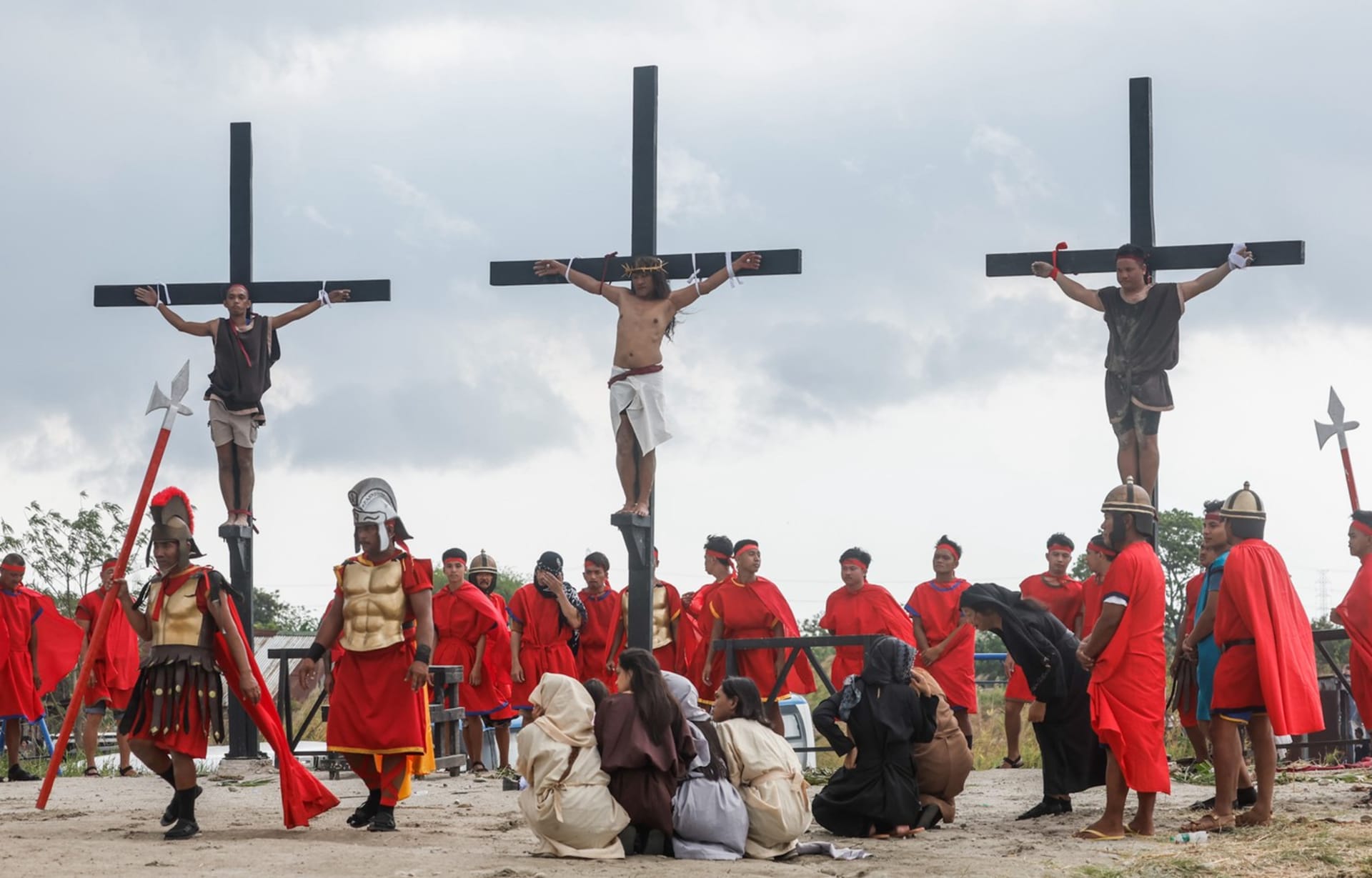 Na Filipínách se lidé nechali přibít na kříž, aby připomněli Kristovo utrpení. (29. dubna 2024)
