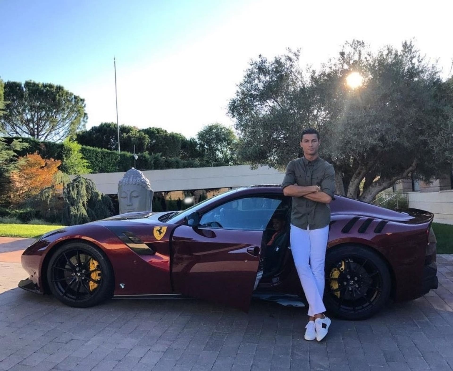 Cristiano Ronaldo a jedno z jeho Ferrari