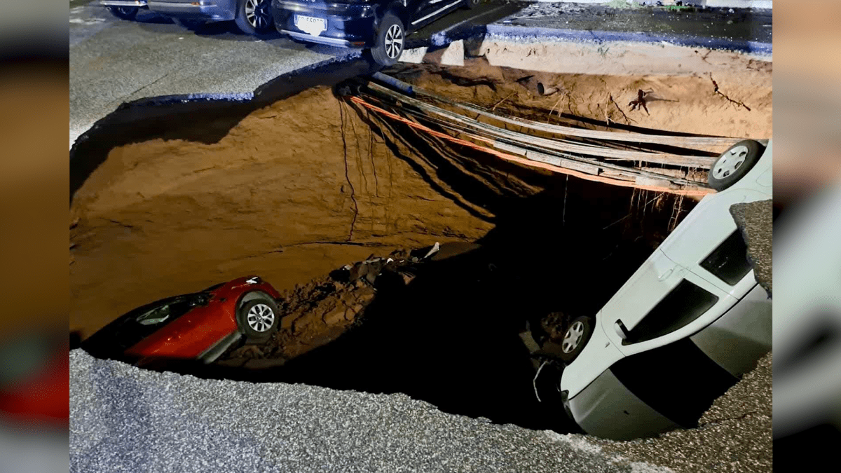 Na římském parkovišti se propadla vozovka, v kráteru zmizela dvě auta.