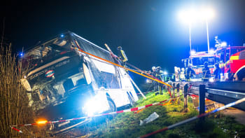 Další hrozivá nehoda autobusu v Německu. Přes 20 studentů se zranilo