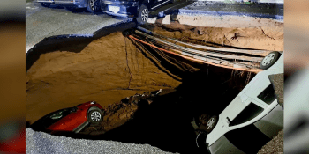 Obří kráter pohltil auta na parkovišti. V Římě se propadla vozovka, policie oblast uzavřela