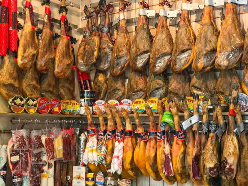 Obchod se šunkou ve španělské Málaze