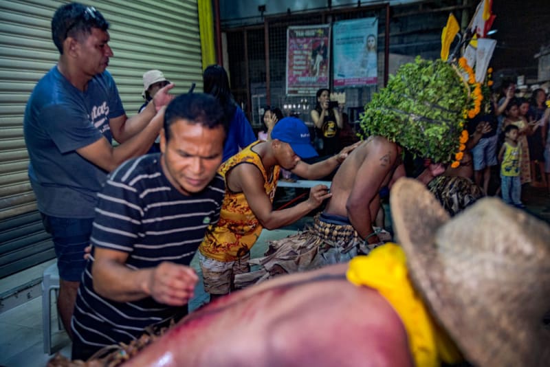 Lidé na Na Filipínách se bičují, aby připomněli Kristovo utrpení.