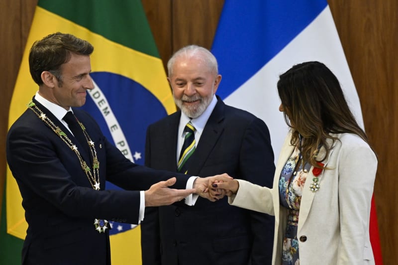Francouzský prezident Emmanuel Macron a brazilská hlava státu Luiz Inácio Lula da Silva