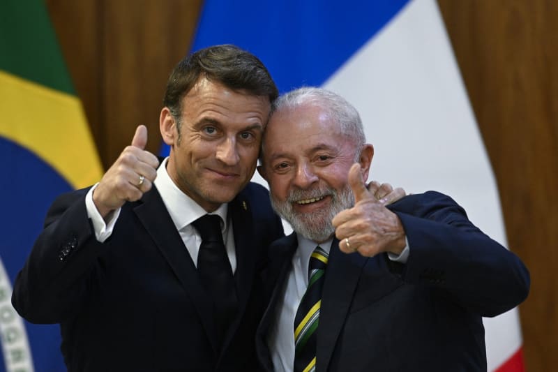Francouzský prezident Emmanuel Macron a brazilská hlava státu Luiz Inácio Lula da Silva