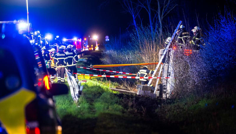 Více než 20 lidí bylo v pátek večer zraněno při nehodě autobusu na dálnici A44 v Severním Porýní-Vestfálsku.