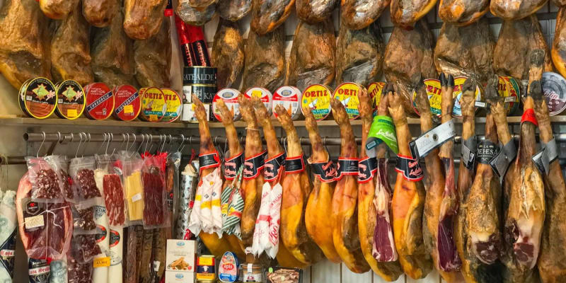 Obchod se šunkou ve španělské Málaze