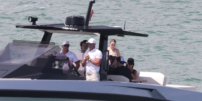 Beckhamovi přirozeně ihned vyrazili novou jachtu otestovat přímo na moře.