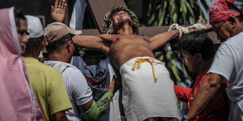 Na Filipínách se lidé nechali přibít na kříž, aby připomněli Kristovo utrpení.
