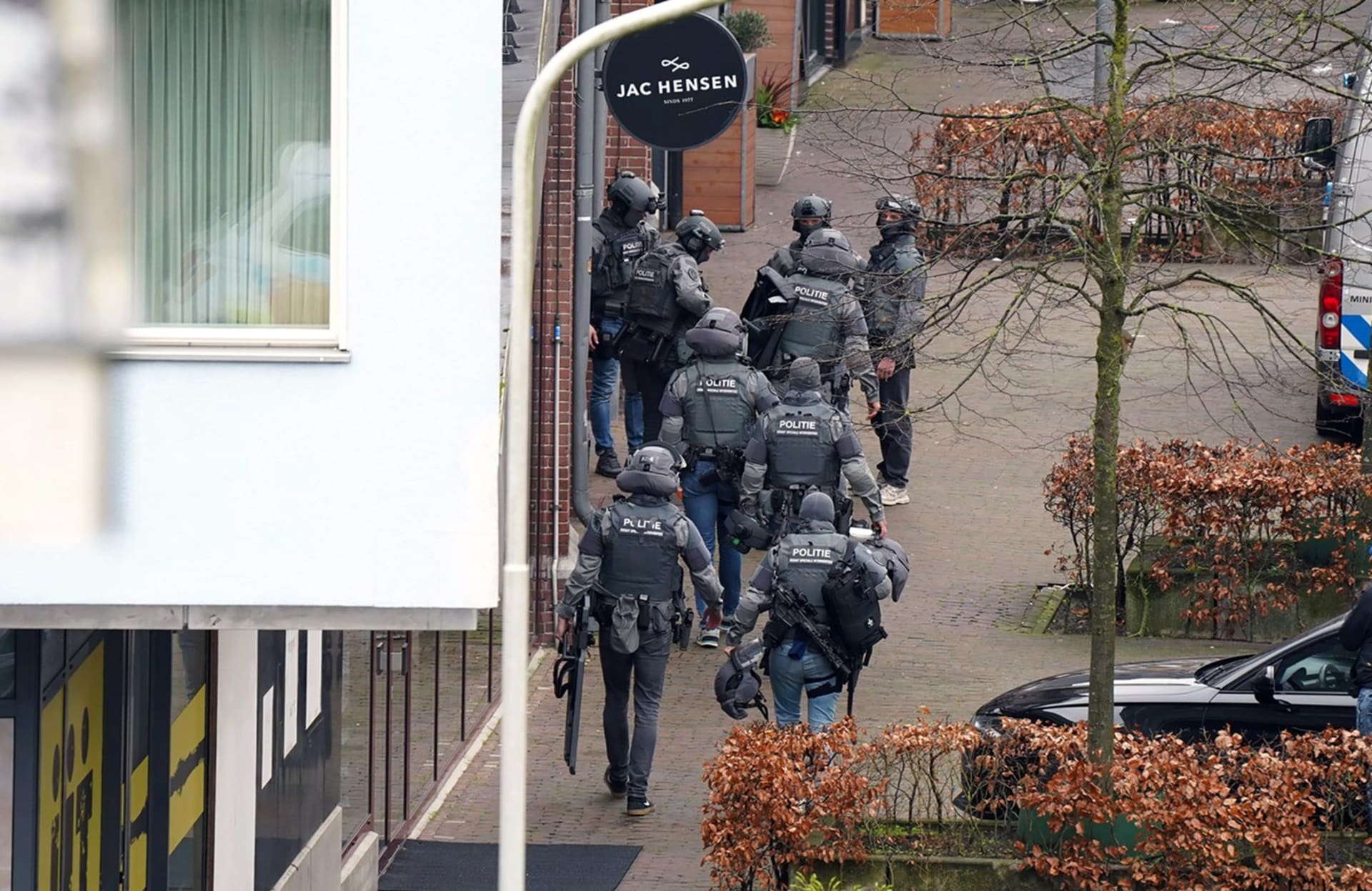 Několik lidí je drženo jako rukojmí v nizozemském městě Ede.