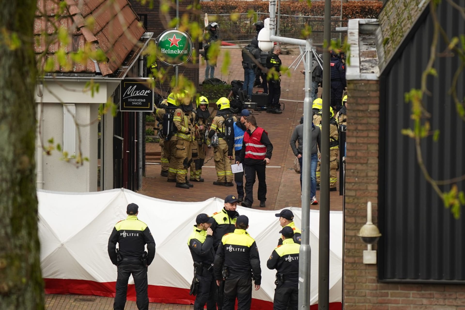 Několik lidí je drženo jako rukojmí v nizozemském městě Ede. 