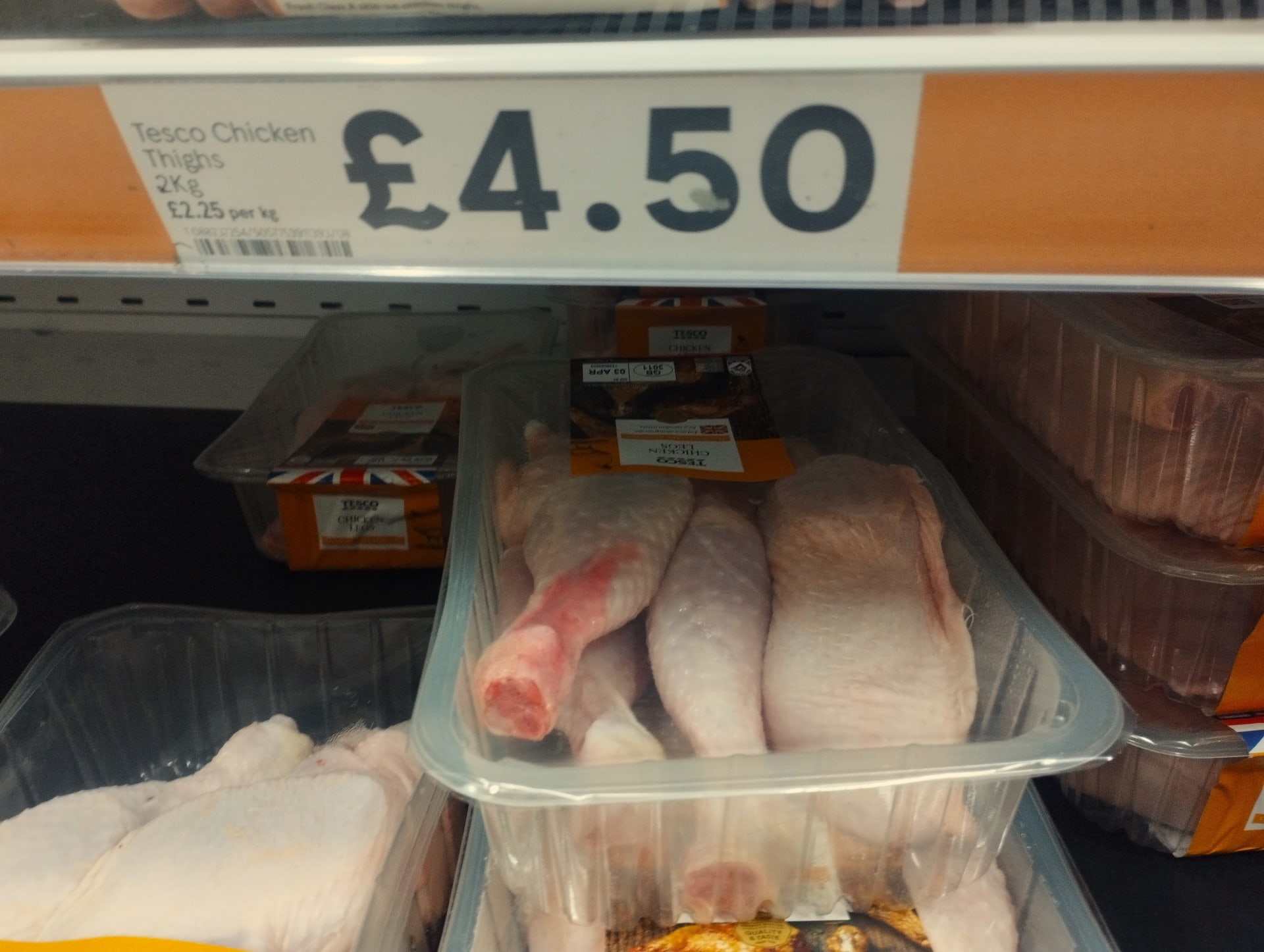 Výrazně nižší ceny než v Česku jsou ve Spojeném království celoroční, třeba dva kilogramy kuřecích stehen stojí stabilně 4,50 libry, tedy kilo 67 Kč.