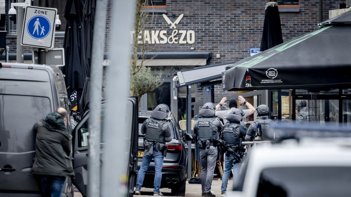 Poslední člověk, který byl ještě držen jako rukojmí v baru v nizozemském městě Ede, byl propuštěn, oznámila policie. Jednu osobu zatkla.