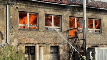 Ve Frýdlantu nad Ostravicí hoří pila, hasiči evakuují nákupní centrum. Okolí zahalil hustý dým