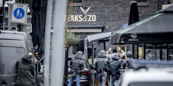 Hrozby odpálením i rukojmí v nizozemském baru. Lidé jsou v pořádku, jednu osobu policie zatkla