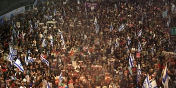 Tisíce Izraelců demonstrovaly proti vládě. Lidé žádali předčasné volby a zapalovali oheň 