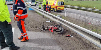 Tragická nehoda na Slovensku. Zemřel mladý motorkář, svědci se mu snažili zachránit život